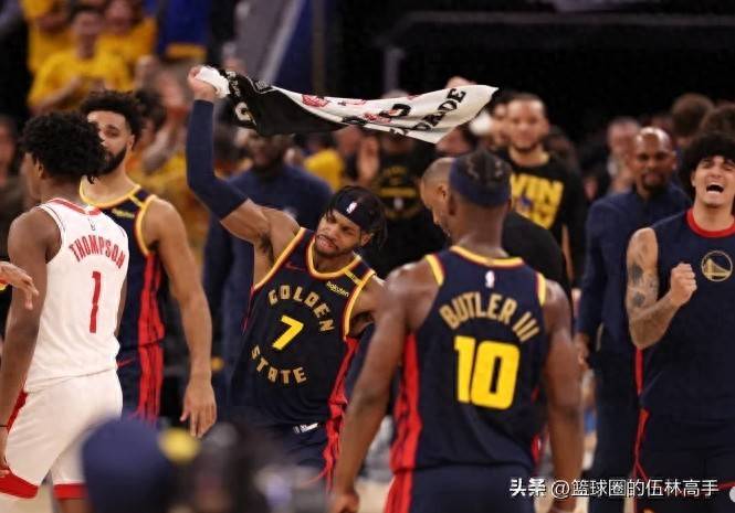 关于球迷疯狂庆祝球队在全球篮球赛上的胜利的信息