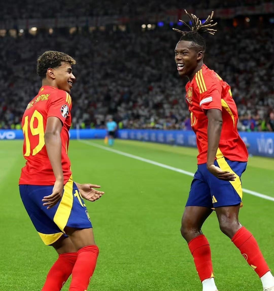 西班牙球迷狂热，期待欧洲杯预选赛胜利