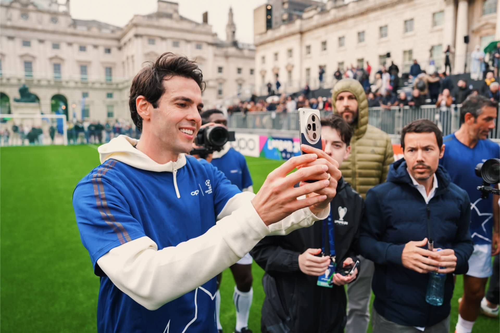 关于欧洲联赛冠军球队接受城市盛大游行,球迷热情参与庆祝的信息 关于欧洲联赛冠军球队接受城市盛大游行,球迷热情参与庆祝的信息