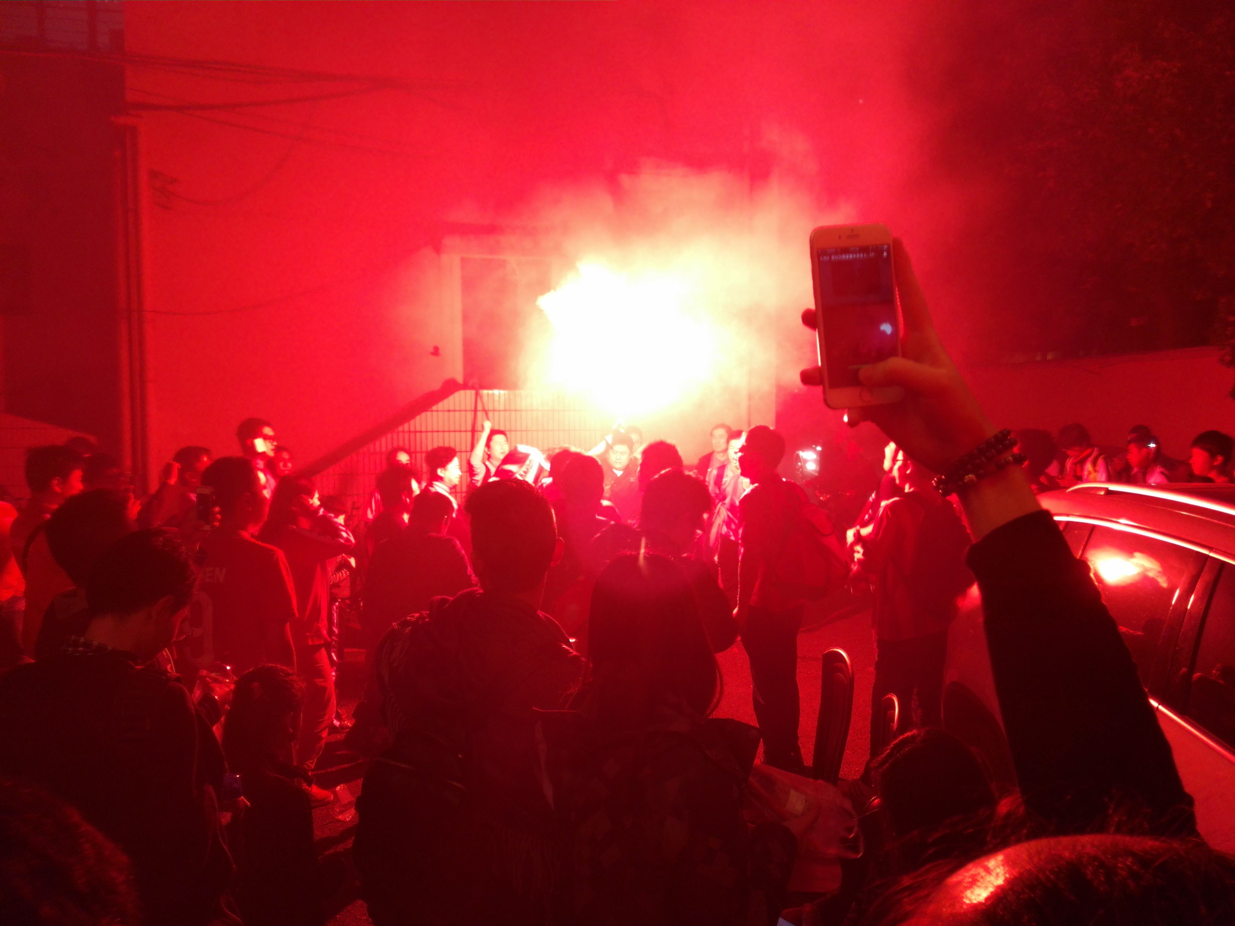 柏林联队主场告捷,球迷欢呼不止 柏林联队主场告捷,球迷欢呼不止