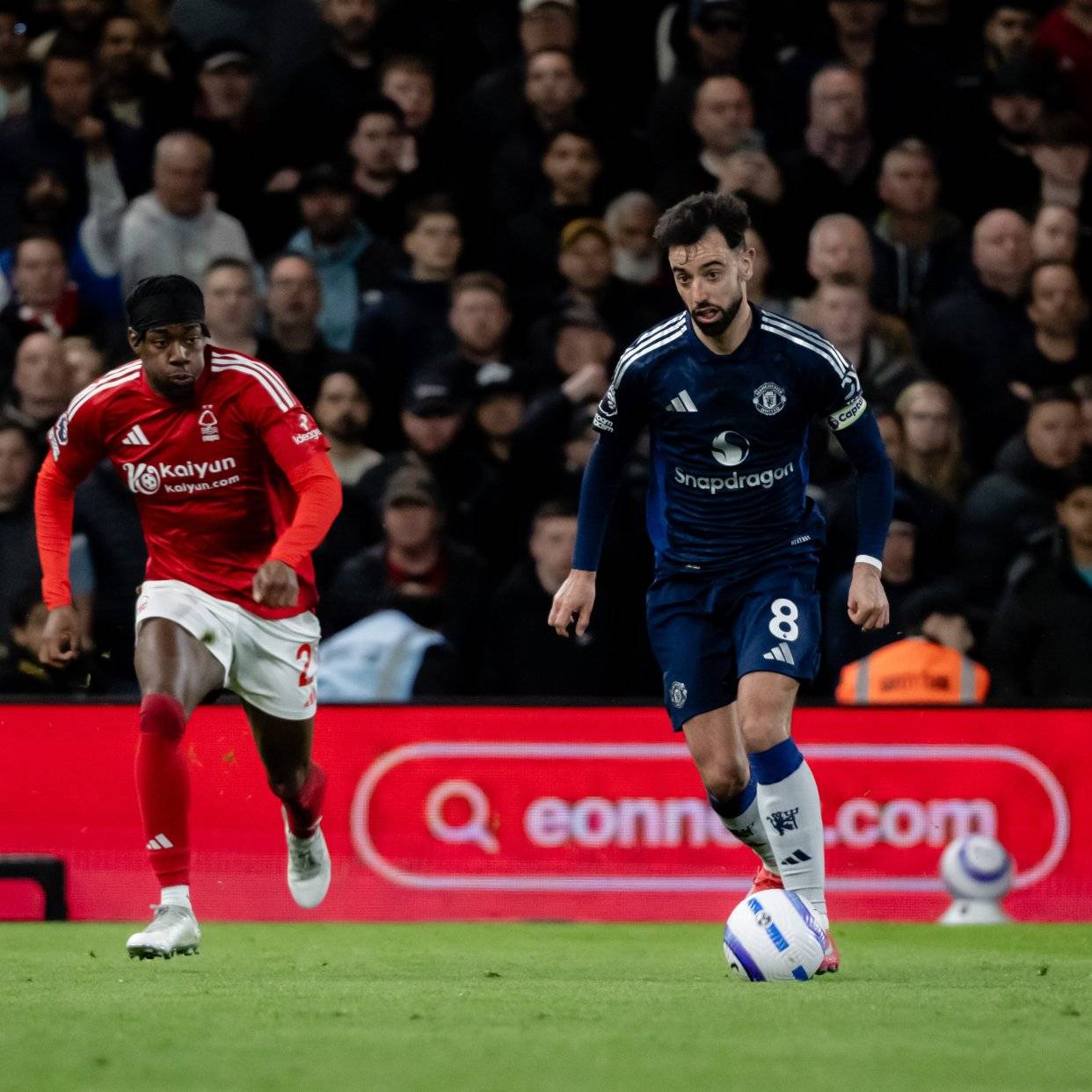 九游体育-曼联后卫连续失误,球迷诟病表现