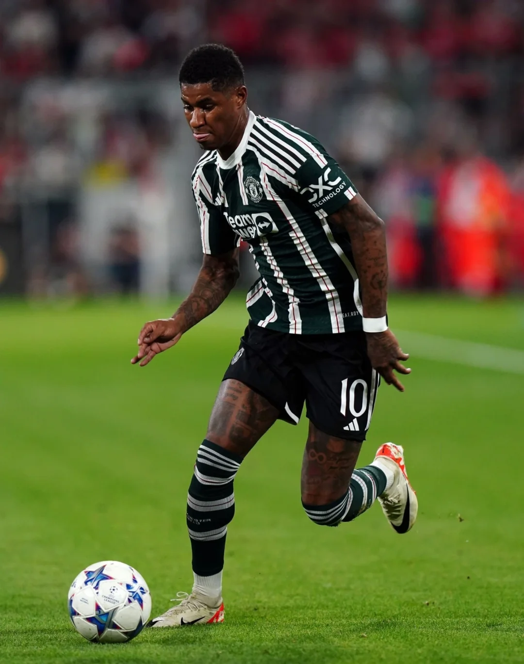 曼联后卫连续失误,球迷诟病表现 曼联后卫连续失误,球迷诟病表现