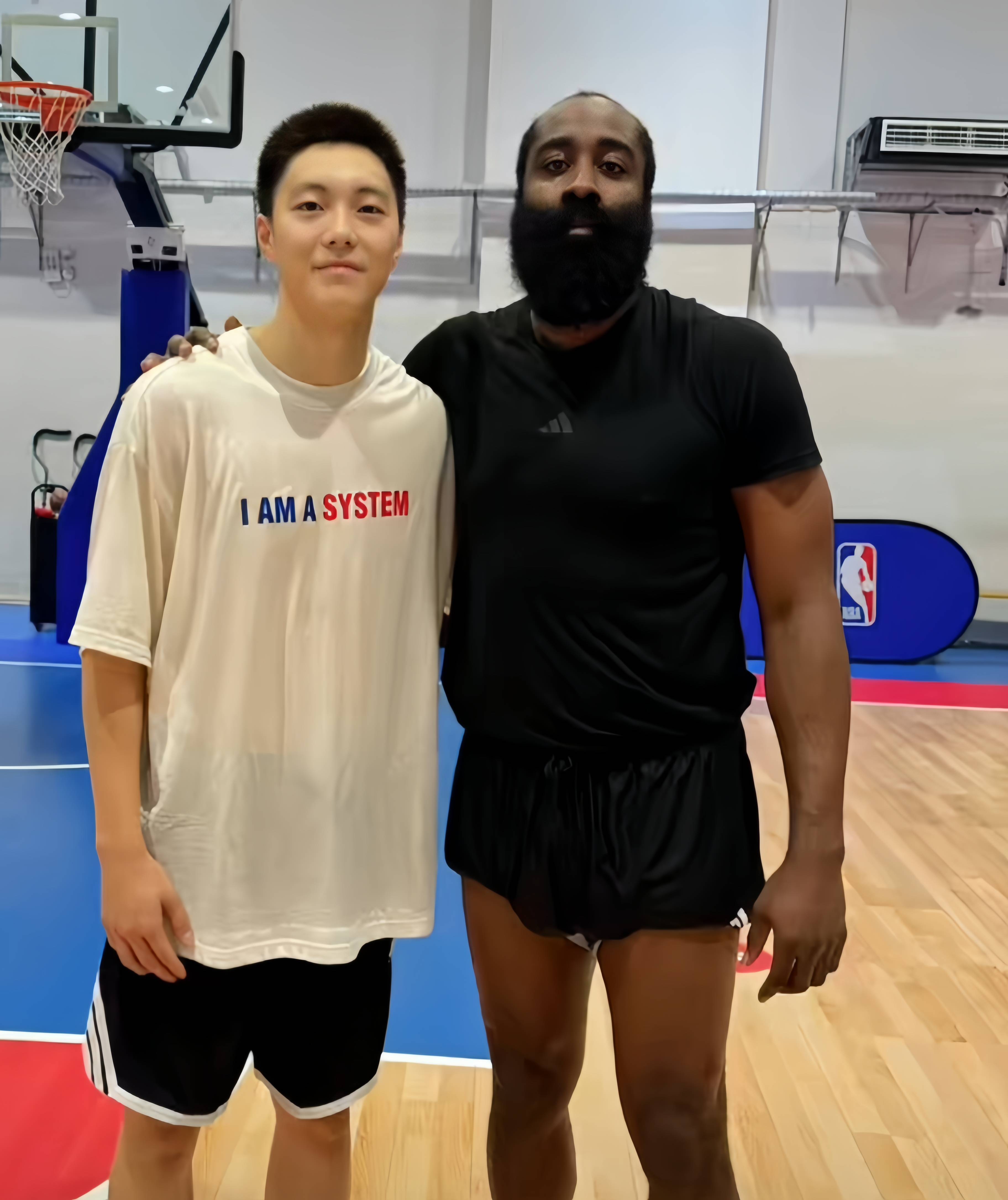 九游体育中国官网-马尚表现抢眼，上海男篮再度胜出