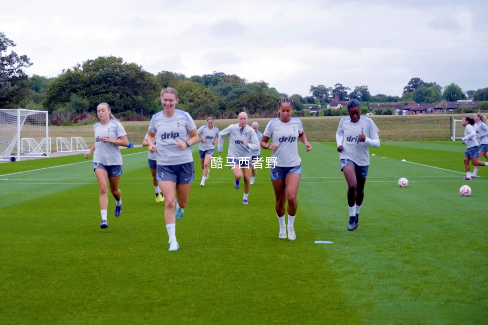 澳大利亚女足队员努力训练备战