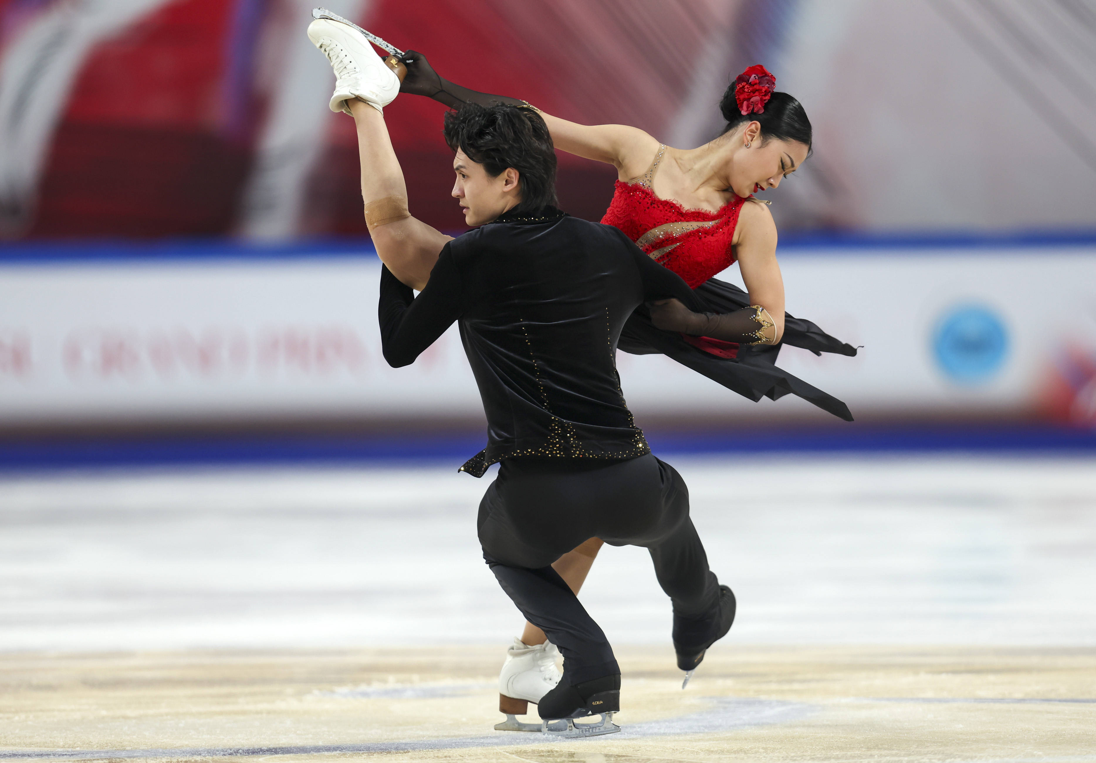 中国花样滑冰赛:中国选手获得双人冰舞金牌 中国花样滑冰赛:中国选手获得双人冰舞金牌