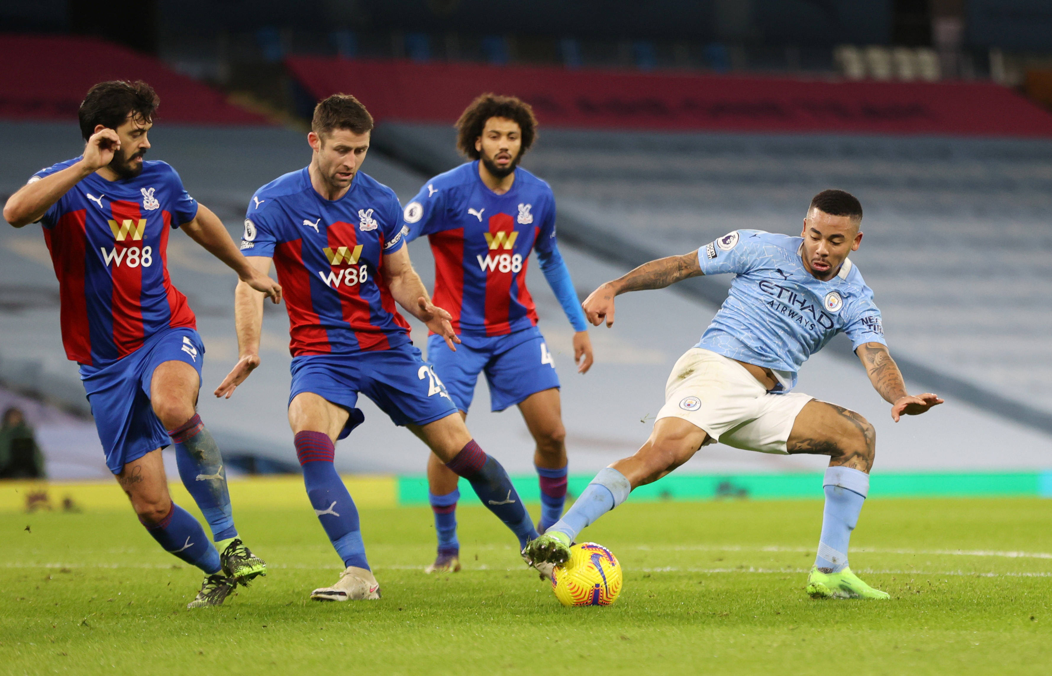 九游体育官方登录入口-包含曼城门将神勇扑出点球,助球队保持不败的词条